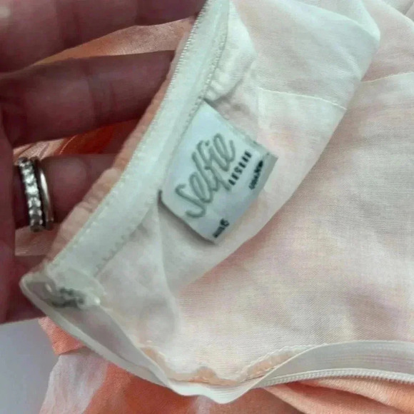 Selfie Leslie Linka Off-Shoulder Tie Back Romper Dress - Picture 5 of 9